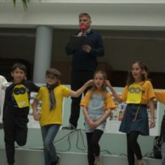 „Én, gólya esküszöm, hogy tényleg a Premibe járok, és nem csak úgy belógtam ide”